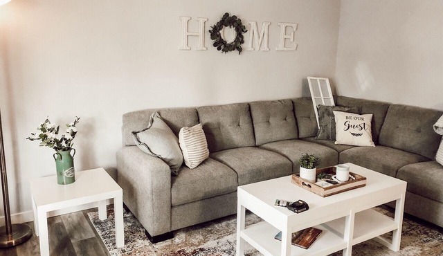 Easy Access Full Duplex - Sleeps 12 in Lethbridge