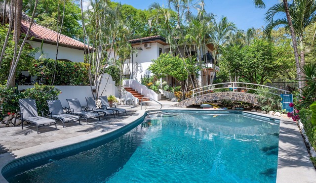 ELEGANT TROPICAL VILLA RETREAT,ACROSS THE STREET FROM WONDERFUL TAMARINDO BEACH in Tamarindo