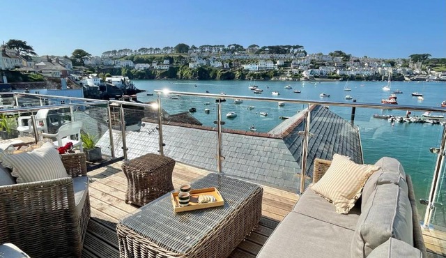 Enchanting Harbourside Cottage with Panoramic Views in Polruan