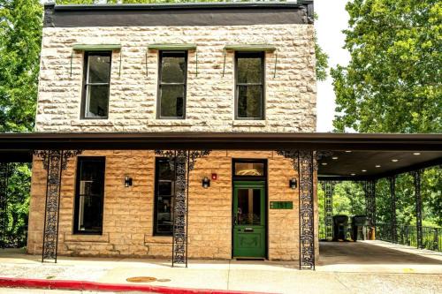 Entire Building at 151 Spring in Eureka Springs