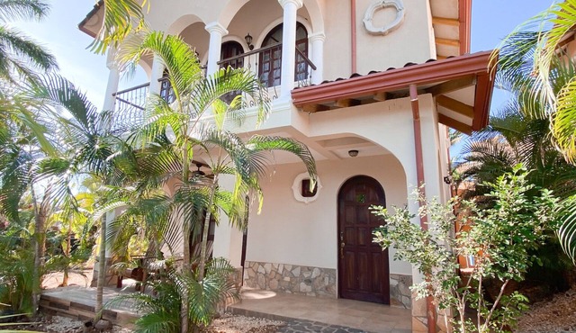Entire villa in gated community, 2 Bd, 2 & 1/2 bath, pool, sandy beach. in Tamarindo