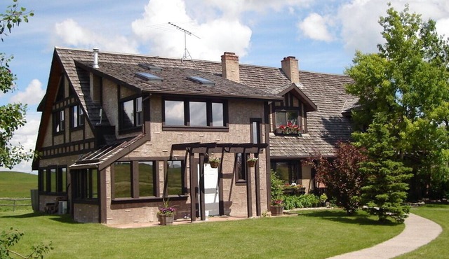Family Friendly Country Lodge 15 Minutes Away from Waterton Lakes National Park in Mountain View