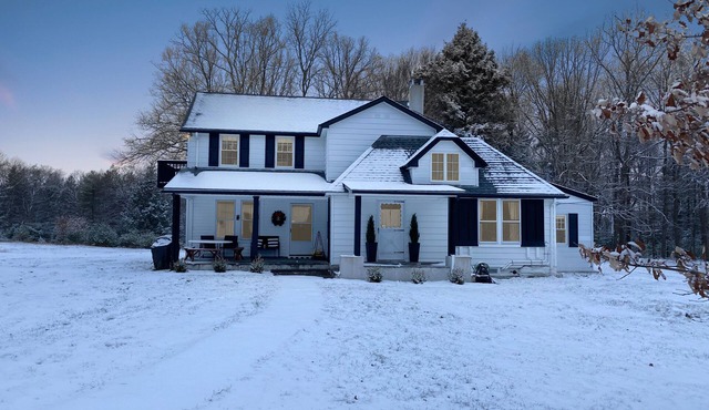Farmhouse on 179 acres! Private creek! Barn! Hiking trails! Minutes from town! in Milford