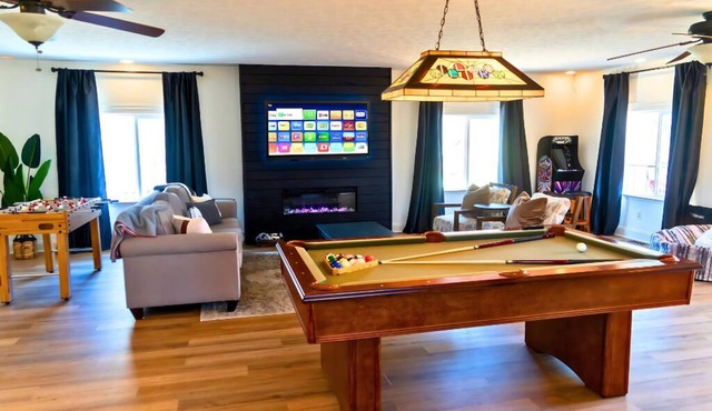 🐶 Fenced Backyard Oasis🔥Hot Tub 🍕PizzaOven🃏Huge Game Room in Shenandoah