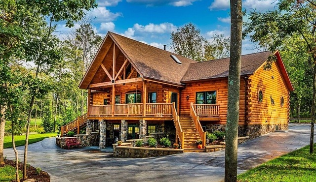 Fox Den Cabin Sleeps up to 18 ADA Compliant main floor w/Hot Tub in Shenandoah