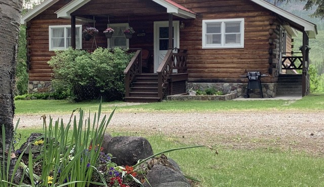Grandma’s Cabin, West Glacier riverfront kid/pet friendly, 1 mile from Glacier! in West Glacier
