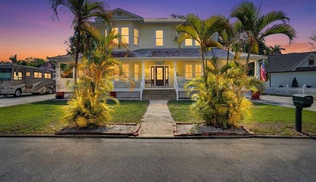 Group Oasis: Heated Pool & 6 Queen Beds in Palmetto
