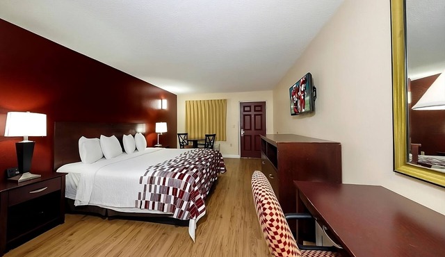 Ideal Mix of Comfort and Value! Outdoor Pool, Free Parking, Pet-friendly! in Ellenton