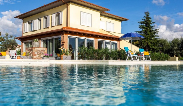 Il Nocciolo 12, Emma Villas in Cecina
