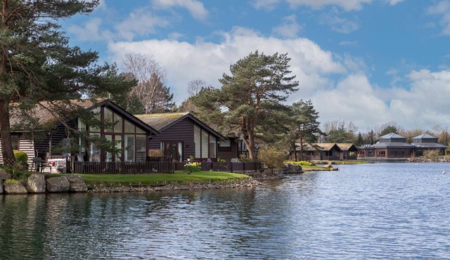 Keer Lodge a lakeshore haven @ Pine Lake Resort in Carnforth