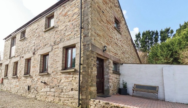 KINGFISHER BARN, pet friendly, with open fire in East Taphouse in Liskeard