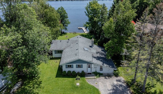 Lake View Waterfront Cottage 4 BDR 1 BATH 46" HDTV Wi-Fi BBQ Patio Deck Sleeps8 in Bobcaygeon