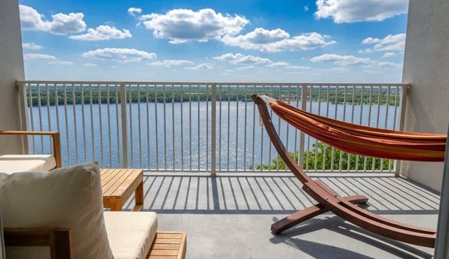 Lakefront Condo 1 Mile to Disney w/Pool, Hot Tub in Orlando