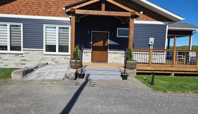 Lakefront Home With Wheelchair Access, Private Boat Launch, Clean and New in Roseneath