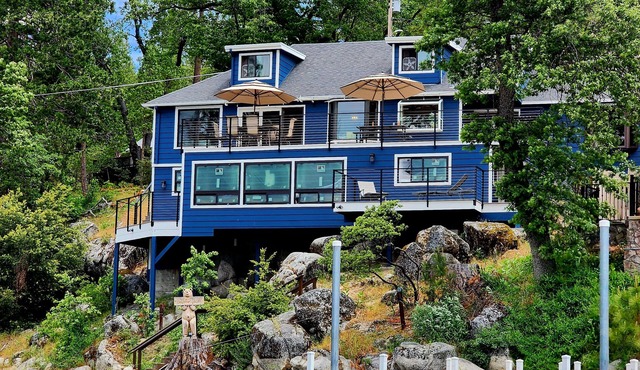 Lakeside Cozy Cabin Close to Pines Village & 13 miles to Yosemite South Entrance in Bass Lake