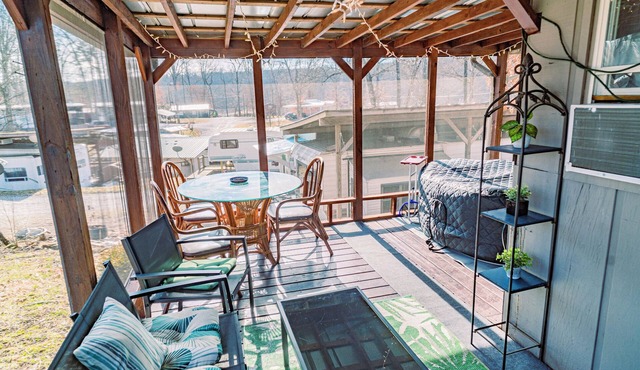 Lakeside Retreat with Private Hot Soaker Tub perfect for Couples! in Dandridge