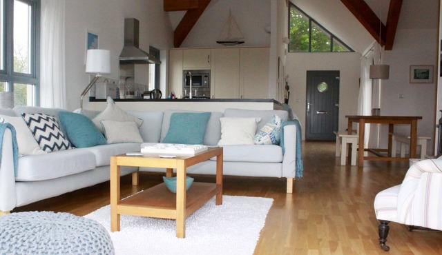 Light Airy Modern Cottage: comfortable interior, village centre, great local pub in St Austell