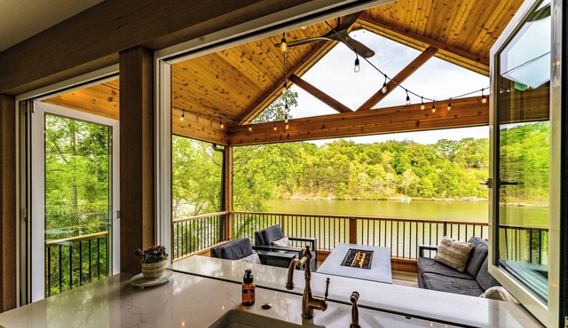 Luxurious 3BR on Lake Saluda w/Kayaks, Fire Pit in Easley