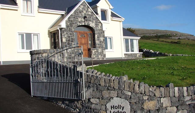 Luxurious Holiday Home with Wifi in the Heart of the Burren, Ballyvaughan. in Ballyvaughan