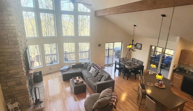 Luxurious Mountaintop Chalet/Cabin in 'The Woods Golf Resort':Access Amenities in Hedgesville