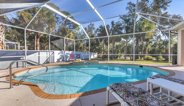 Luxurious Private Villa, Large Heated pool, 1 mile to beach, 3 King Beds, Wi-fi in Englewood