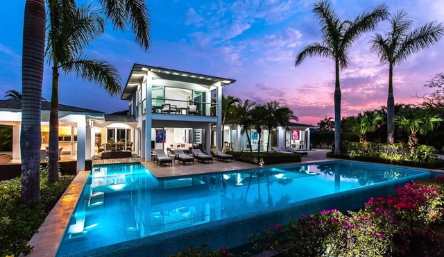 Luxurious villa with panoramic views and breathtaking private infinity pool ! in Tamarindo