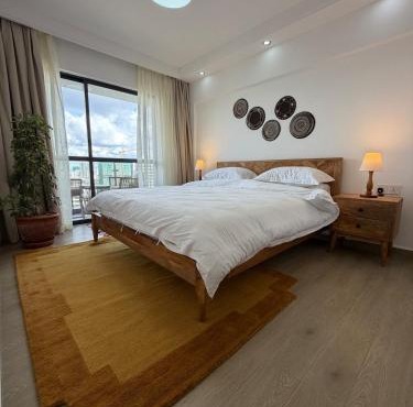 Luxury 2BR, King & Queen Beds, 13th Floor City Views, Pool & Gym, Westlands in Nairobi