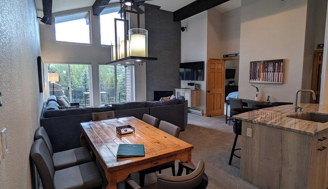 Luxury Condo w/FREE WiFi, Parking, Heated Pool, Hot Tubs, Skier Shuttle in Avon