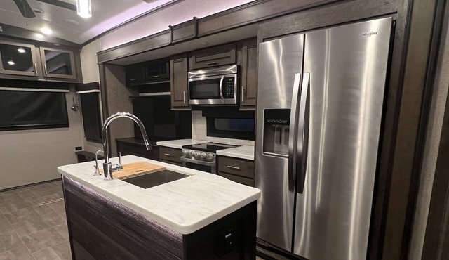 Luxury Fifth Wheel with a View in Buchanan