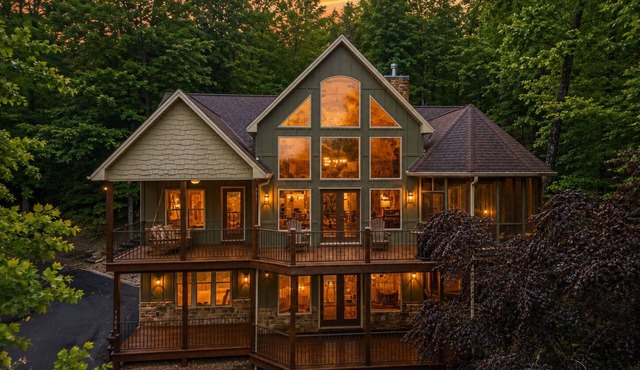 Luxury Mountain Lodge 4BR Pool Table + PS5 Fireplace Views in McGaheysville