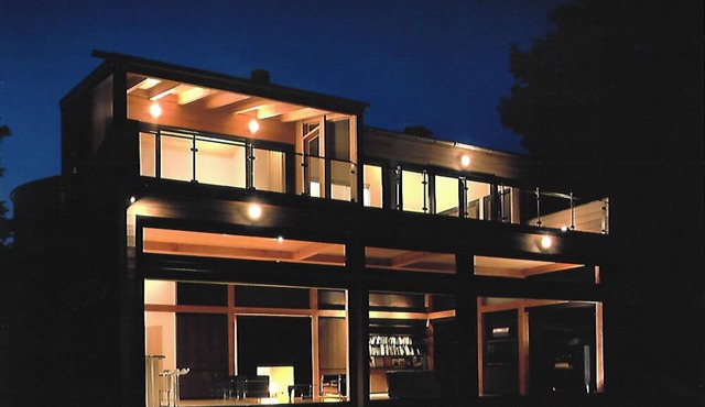 Luxury waterfront home on W. Grand Traverse Bay. Soaking tub. Kayaks. in Traverse City
