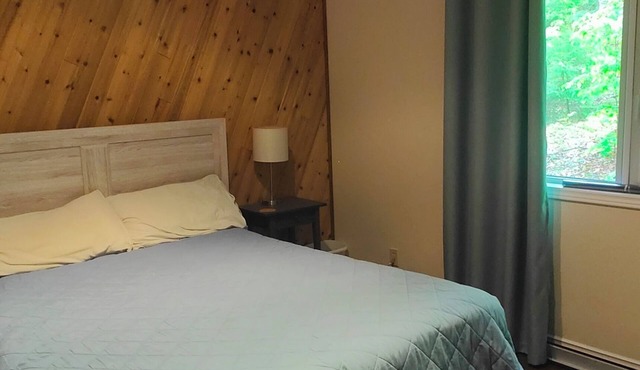 Marvelous 4-bedroom lake front cottage in Rosseau in Rosseau