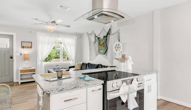 Mermaid Cottage: 5 mi. from beach, fully stocked 3br, grill, deck, bunk bed in Fort Walton Beach
