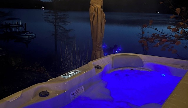Modern 4BR Lakefront Cottage w/Hot Tub & Dock in Emsdale