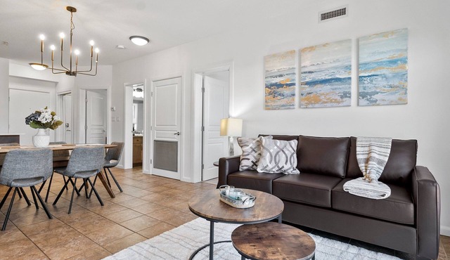 Modern 5th Floor unit 3 bed 2 bath 958sq ft Playa del Sol Resort in Kelowna