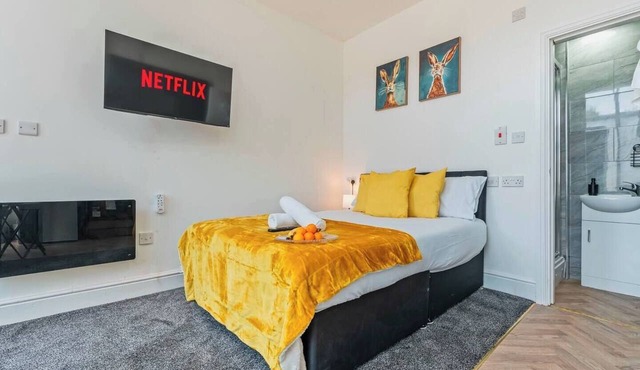 Modern Studio Apartment A with Self Check-In & Fast WiFi in Ilkeston in Derbyshire