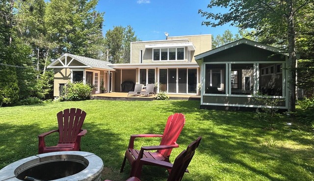 Modern Vacation Home With A/C & Screened In Room. Close To National Park Beach in Brackley Beach