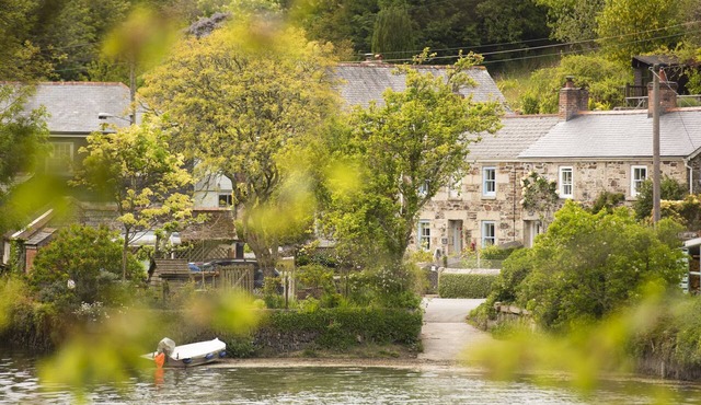 Navas Nook, Dog Friendly Waterfront Cottage in Falmouth