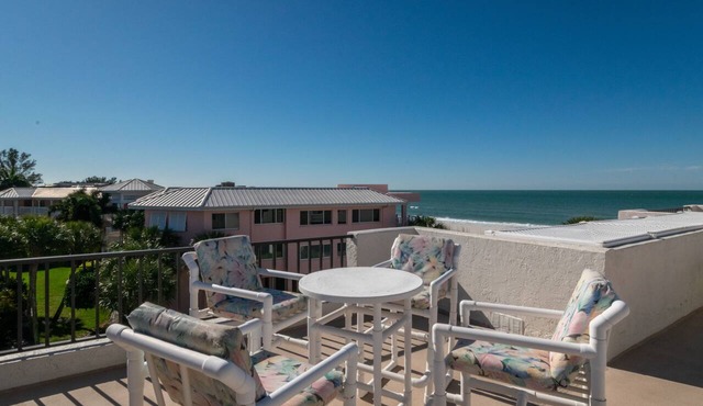 Ocean Park Terrace 202 · Ocean Park 202 · Rooftop Deck · 1-Month Min in Bradenton Beach