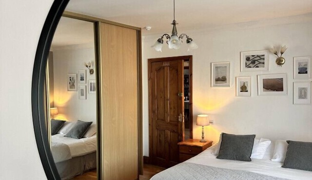 Pretty double room in a cozy Guest House, close to Malahide Castle and Dublin Airport in Malahide
