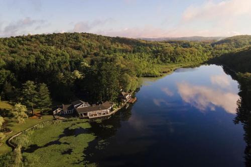 Private 37 Acre Lake Estate On 164 Acres - 11 Br in Highland