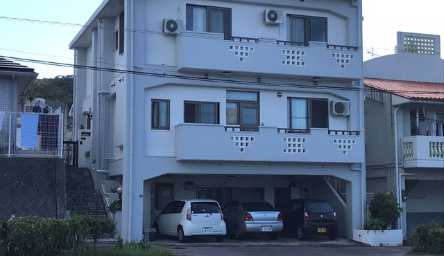 Private accommodation for rent on the ground floor in a nice environment (kitchenette + bedroom + living room + private toilet/shower) in 名護市