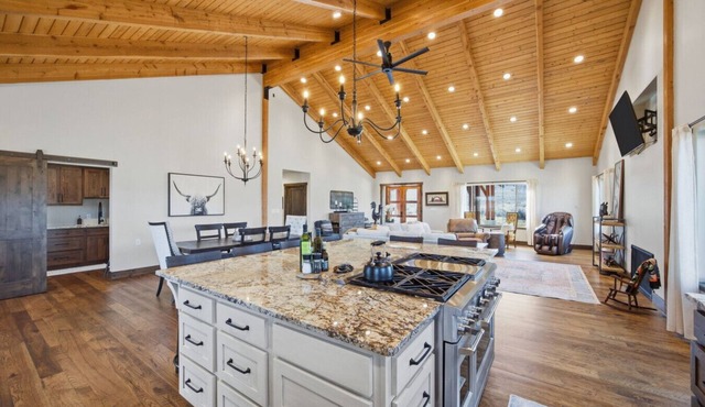 Private Mountain Side with Hot Tub and Entertainment Space in Hamilton