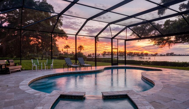 ⚓Private Waterfront Retreat with Heated Pool, Spa, Games & Sunset Views⚓ in Bradenton