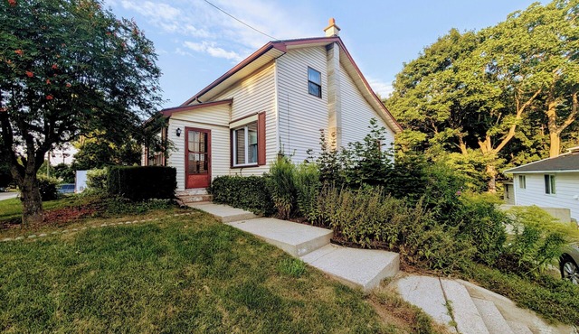 Renovated Ravine Cottage | Walk to Beach | Sleeps 8 | A/C, BBQ, & Firepit in Port Stanley
