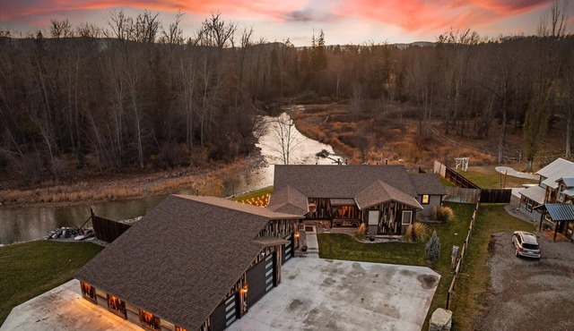 River's Edge! Riverfront with Hot Tub, Sauna & Game Room in Kalispell