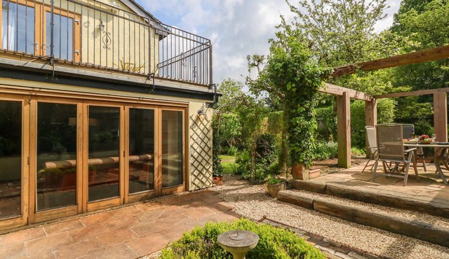 ROSE COTTAGE, pet friendly, character holiday cottage in Preston in Dorchester