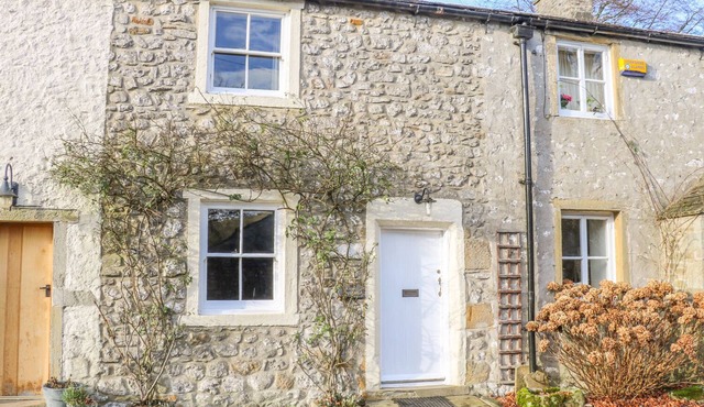ROSE COTTAGE, with open fire in Malham in Skipton