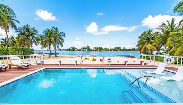 S'Kai Fall: Beach House on Bio Bay w/Private Pool + Dock, Walk to Rum Point Club & Kaibo in Cayman Kai