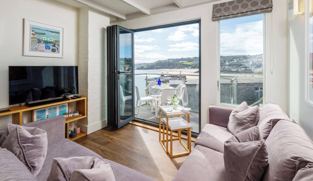 Sea Fever spectacular sea views, private sunny balcony, Free WiFi in St Ives